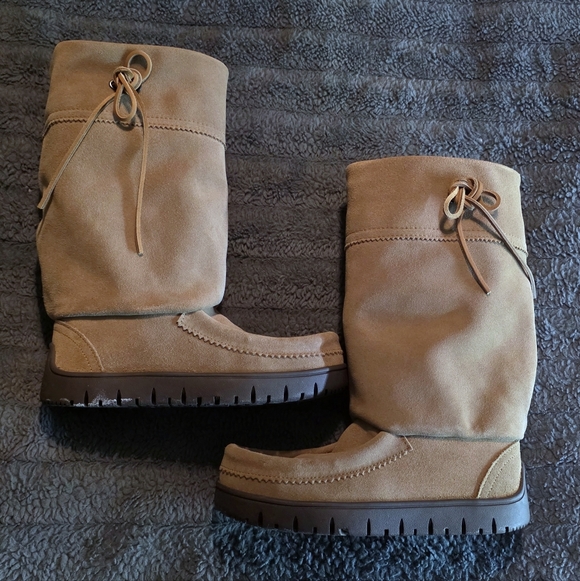 Manitobah Tan Suede Women's Boots (Size 7, Fits Narrow) - Picture 3 of 13